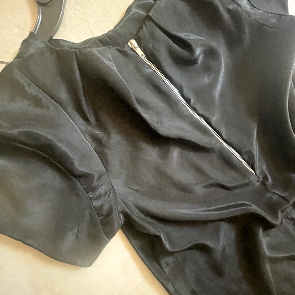 Elegant Black Blouse with Zipper Detail